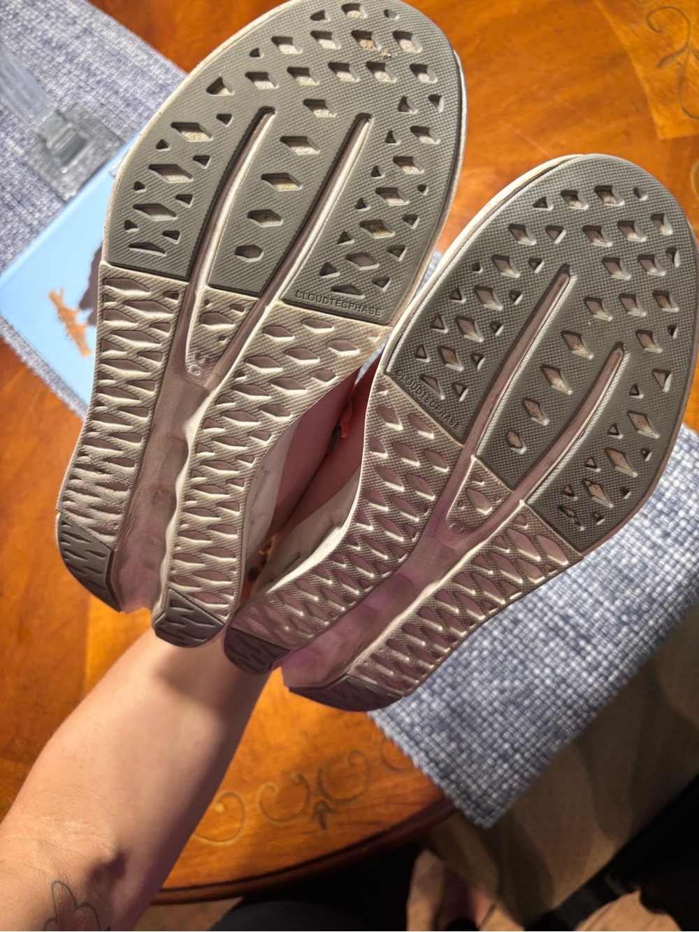 On Running Women's cloud surfer Shoes - Coral/orange sz 8.5 - Picture 9 of 11